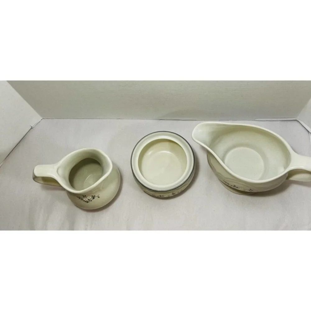 Pfaltzgraff Heirloom Pattern 3 Piece Set In Excellent Condition
